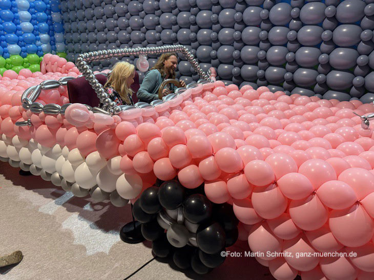 Guido Verhoef beim Aufbau des Luftballonwelten im Pineapple Park im Pink Cadillac (&copy;Foto: Martin Schmitz) 